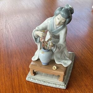 Lladro Porcelain Figurine - 4840 - Geisha Girl Tending to Plants - 7½ inches